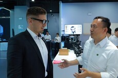 支持100多种语言:斯洛伐克总统体验亮亮视野Hey2 AR翻译眼镜