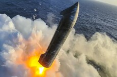 SpaceX星舰第13次试飞成功后，马斯克称着陆精度已达塔架回收标准