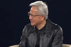 黄仁勋自称很内向,所以最近才玩社媒