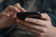 00后朋友圈骂前老板“老登”被起诉