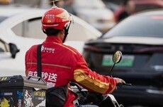 京东外卖推出AI智能头盔:集成语音助手、单王带路等功能