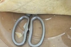 女子山姆40元买披萨吃出108元剪刀 网友调侃:买家薅到羊毛了