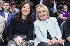蔡崇信前妻离婚后首次公开亮相 与美国前国务卿希拉里同框观战篮球赛