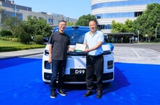 宁德时代董事长曾毓群成为零跑D99车主，朱江明亲自交付