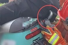 男子骑共享电单车碰撞遭意外 断裂座椅靠背扎进屁股 “钉”在车上动弹不得