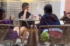理想CEO李想即将迎来第六娃 妻子挺孕肚现身阿那亚