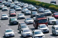 停车难、对马路危害大！新能源车越造越大：揭秘背后原因