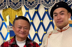 马云现身新疆巴音布鲁克 身着红色格子衫出镜 两鬓已现微微白发