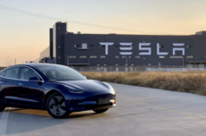 特斯拉车灯太亮被召回:涉及2万辆Model 3/Y,这次OTA救不了