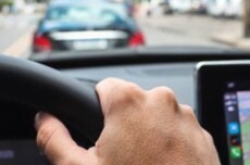 44岁网约车司机充电站猝死，保险以“没在开车”拒赔，法院判赔60万元