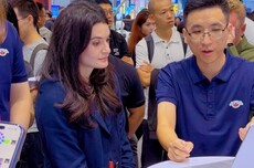 黄仁勋女儿探访多家中国机器人企业:直呼“amazing”