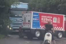 无人快递车与货车僵持20分钟不避让 最终被叉车硬核移走