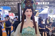 真像人啊！仿生机器人批量“上岗”