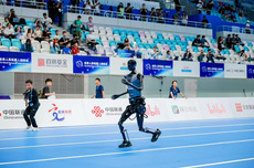 39.70s!北京人形天工Ultra打破人类400米记录,夺得比赛第一