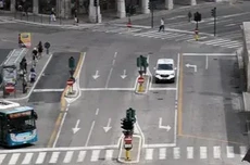 打击道路低头族:意大利拟对行人过马路时使用手机罚款75欧元