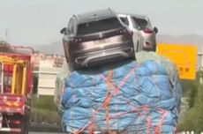 高速上的离谱操作,货车装满货物后又摞了几台小汽车