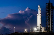 SpaceX猎鹰重型火箭39A工位垂直竖立，今晚发射罗曼望远镜