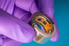 智能戒指可通过汗液持续监测血糖、酮体等多项生物标志物