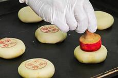 “炒鸡月饼”你吃过吗？临沂一食品公司正赶制临沂炒鸡月饼