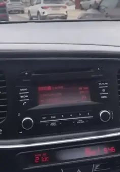 俄罗斯《报纸报》称，这是俄罗斯人在汽车上收听广播电台节目时，录下节目播放“导弹袭击警告”内容的画面。