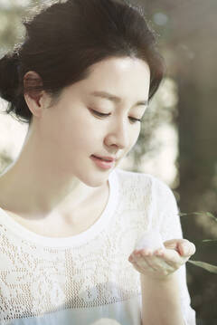 "大长今"李英爱拍摄广告 无暇瓷肌惹人羡