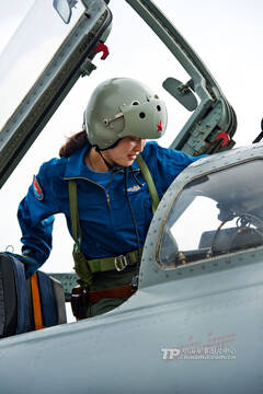 中国女飞行员驾"飞豹"苦练空战和空地突击战技