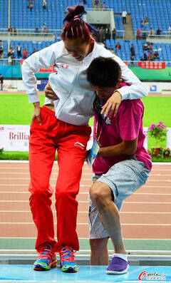 福建名将卫冕女子三级跳冠军 被男友抱上领奖台