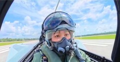 全球首位！泰国王后苏提达完成鹰狮战机首次单飞，泰王全程在地面守候