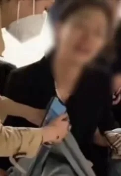 男孩校内被撞离世后，母亲坠楼身亡！“她刚失去孩子，又遭网暴”-男孩坠楼事件