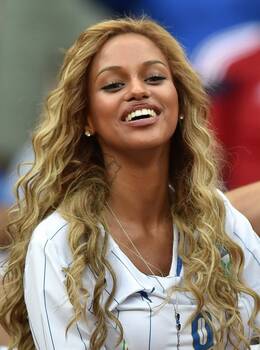 巴神未婚妻看台引围观 布冯前妻现场助威