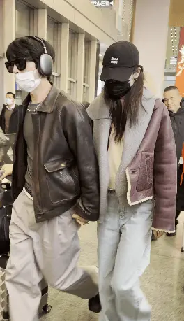 搜狐娱乐讯 2月10日，一组刘雯井柏然现身机场的美照曝光。