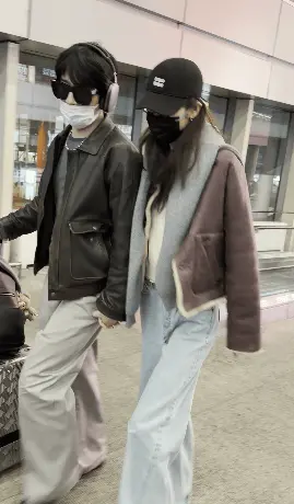 两人牵手现身好甜蜜 。