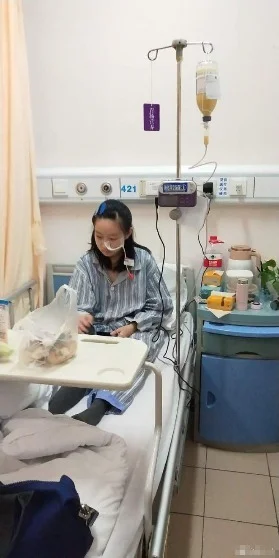 和邓超合作童星被校园霸凌跳楼 母亲回应：学校推卸责任