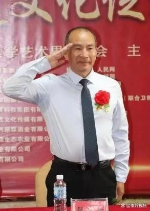 酷爱在各种活动上敬礼的“阮少平”。