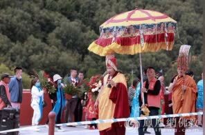 同沾法喜共生吉祥！堪布多杰领众绕殿祈福