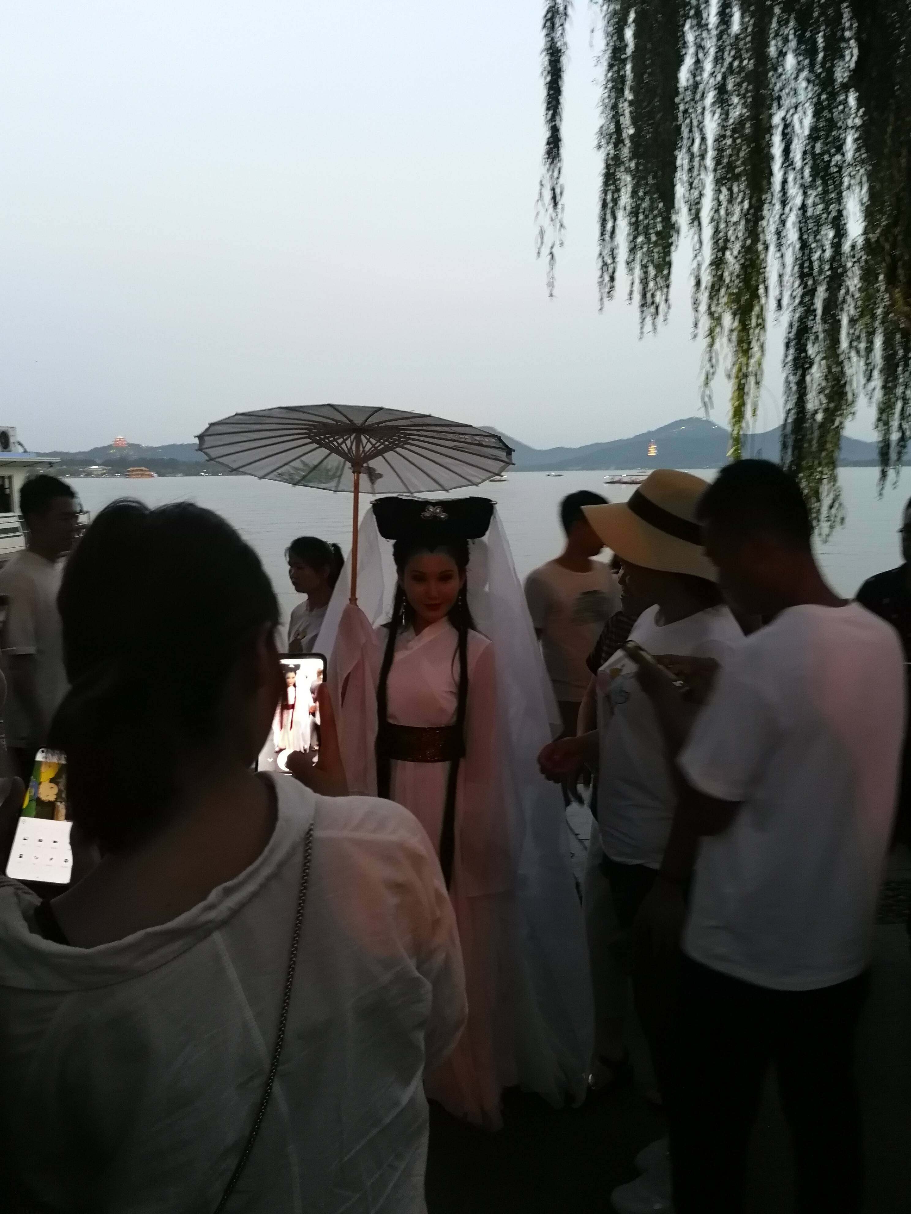 白娘子现身西湖断桥