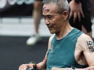 前华人首富晒腹肌火了：“别比兰博基尼和财富排名，比谁身体更好…”