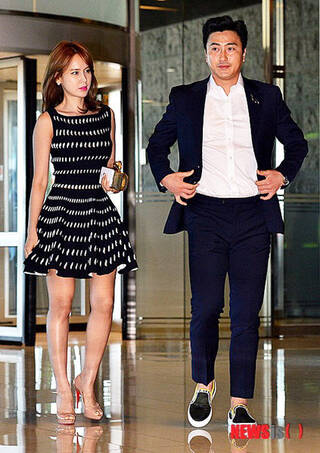 安贞焕携35岁妻子抢镜朴智星婚礼 韩国小姐风韵不减