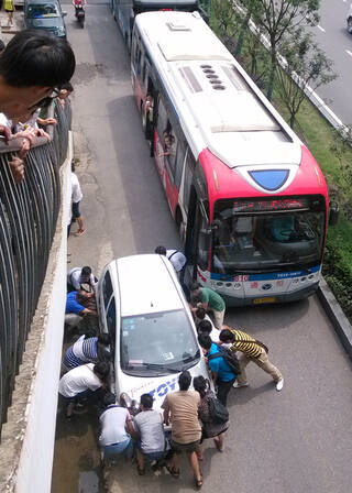 武汉:公交车乘客抬开拦路车