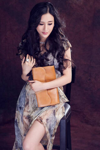 美女导演杨紫婷最新写真 成熟稳重落落大方[高清大图]