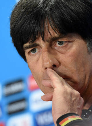 勒夫出席发布会不忘挖鼻屎