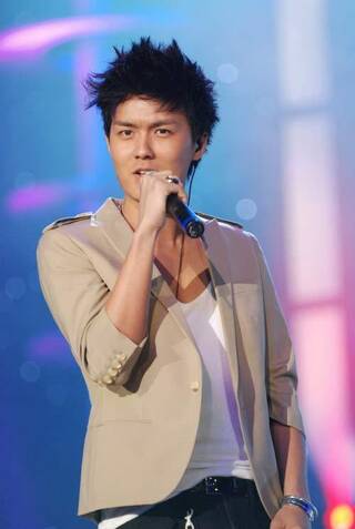 吴克群打球众少女围观 当众频繁挠下体(图)