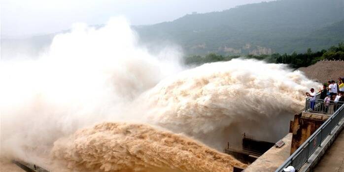 河南济源:黄河小浪底泄洪景观