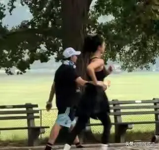 纽约街头偶遇杨紫晨跑，高马尾素颜太青春，瘦到路人差点认不出