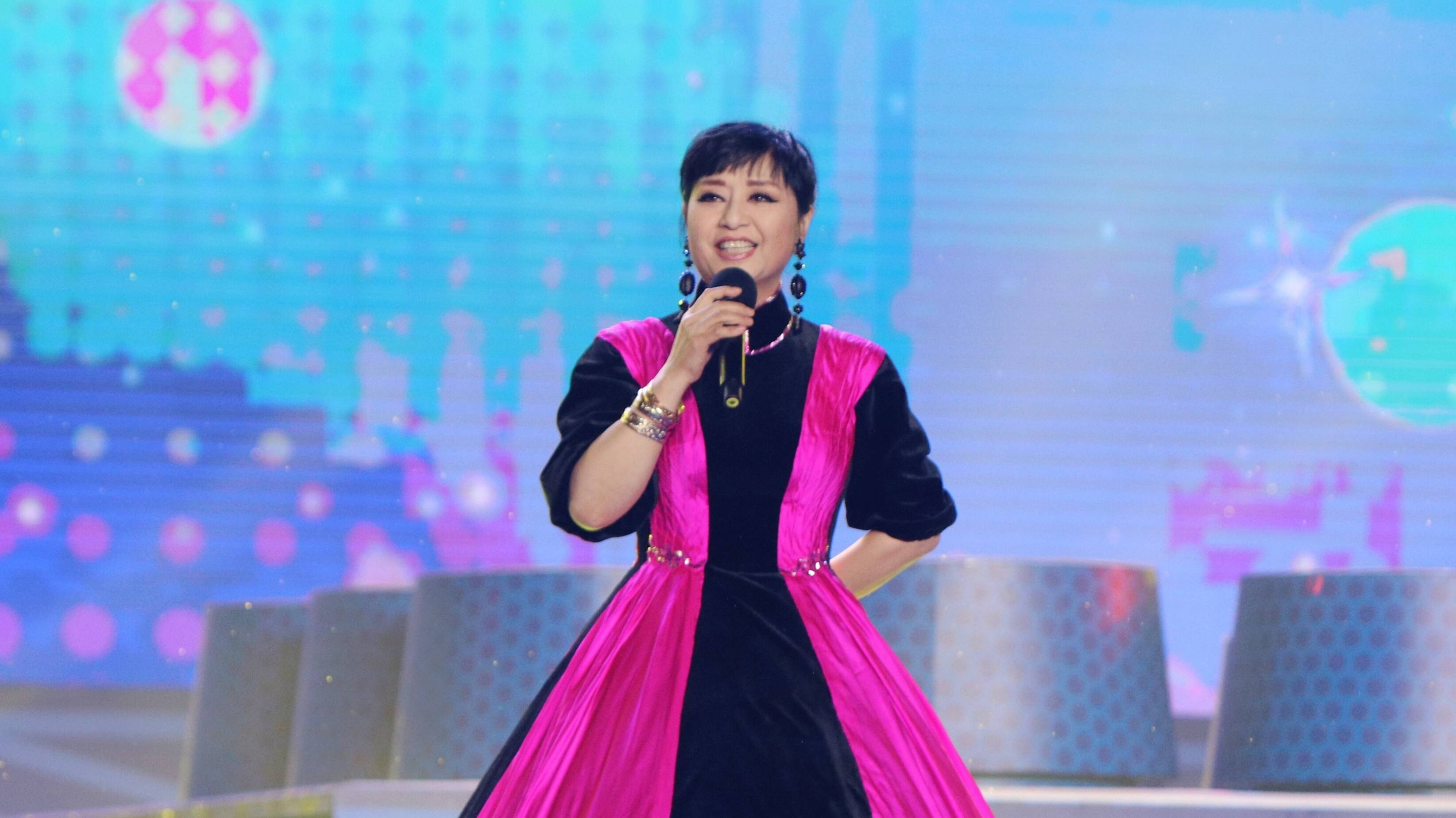 64岁殷秀梅下乡演出脸上几乎没有皱纹二婚嫁法国丈夫生活幸福