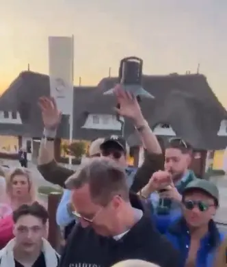 综合法新社、英国《卫报》以及德国媒体24日报道，近期社交媒体上流传的一段视频显示，在德国北部叙尔特岛一家酒吧露台举行的派对上，一群人伴随着音乐唱跳，其中有人喊出“德国属于德国人，外国人滚出去”的口号。图为这段视频中的画面。图源：外媒视频截图