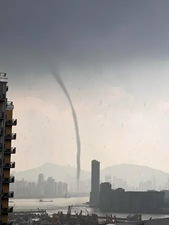 现场画面：香港维多利亚港附近出现水龙卷