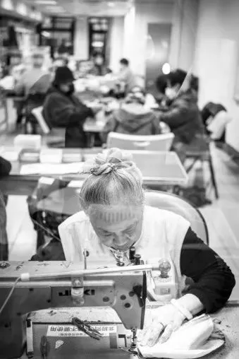 在最后的红灯区,看见50岁女人们的爱与欲