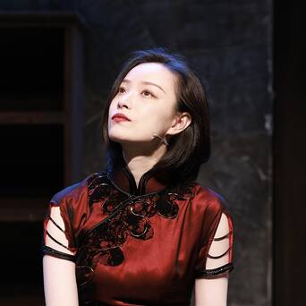 【倪妮出演话剧尽显风情】5月13日,有媒体拍到了在上海拍摄《幺幺洞捌