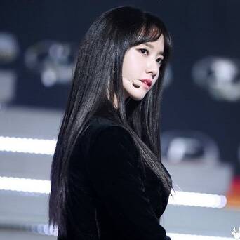 时隔好久染了黑发的林允儿,气质真的完美!